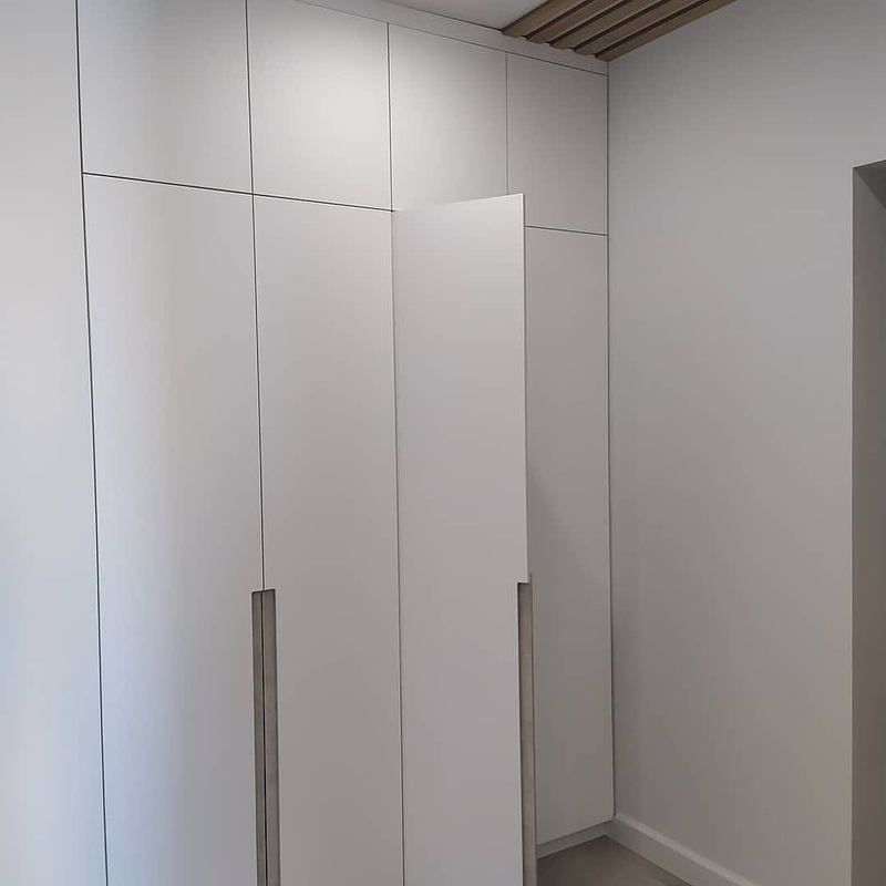 Встроенные распашные шкафы-Встроенный заказной шкаф с распашными дверями «Модель 45»-фото2