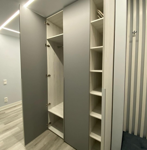 Встроенные распашные шкафы-Встроенный распашной шкаф в прихожую «Модель 14»-фото4